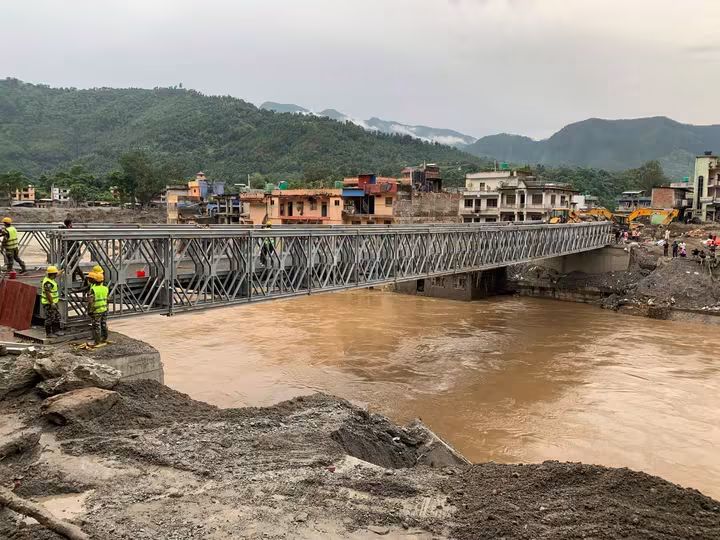 विपद्ले अवरुद्ध सडक जोड्न तीव्र गतिमा काम हुँदैछ।