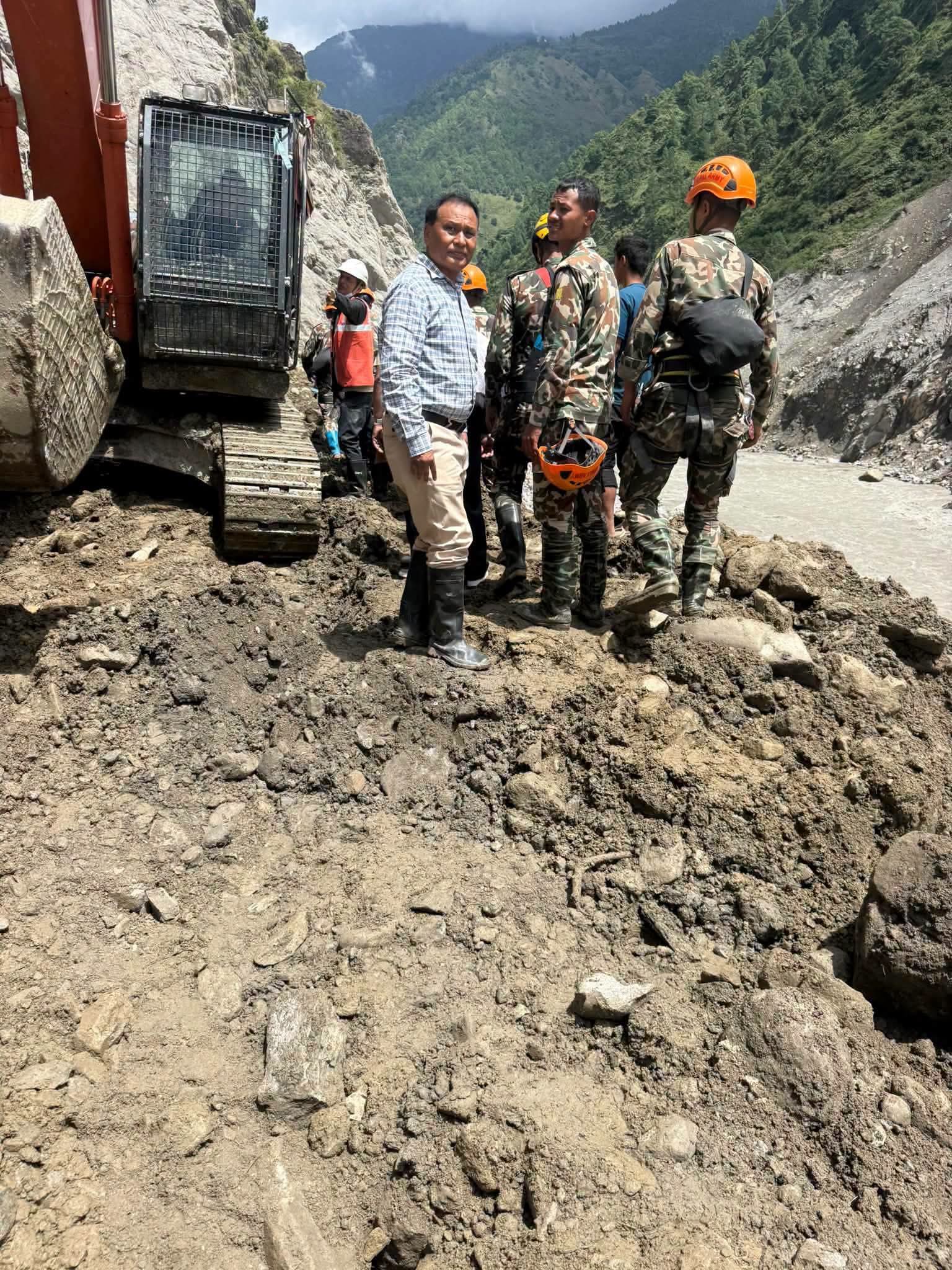 कुलमान घिसिङ द्वारा पहिरो फसेकाहरुको उद्धार ।।