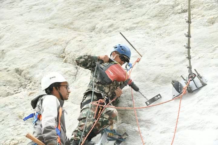 रशुवा बाढीमा हवाई उद्धार हुनेको संख्या ४१३७ पुग्यो ।
