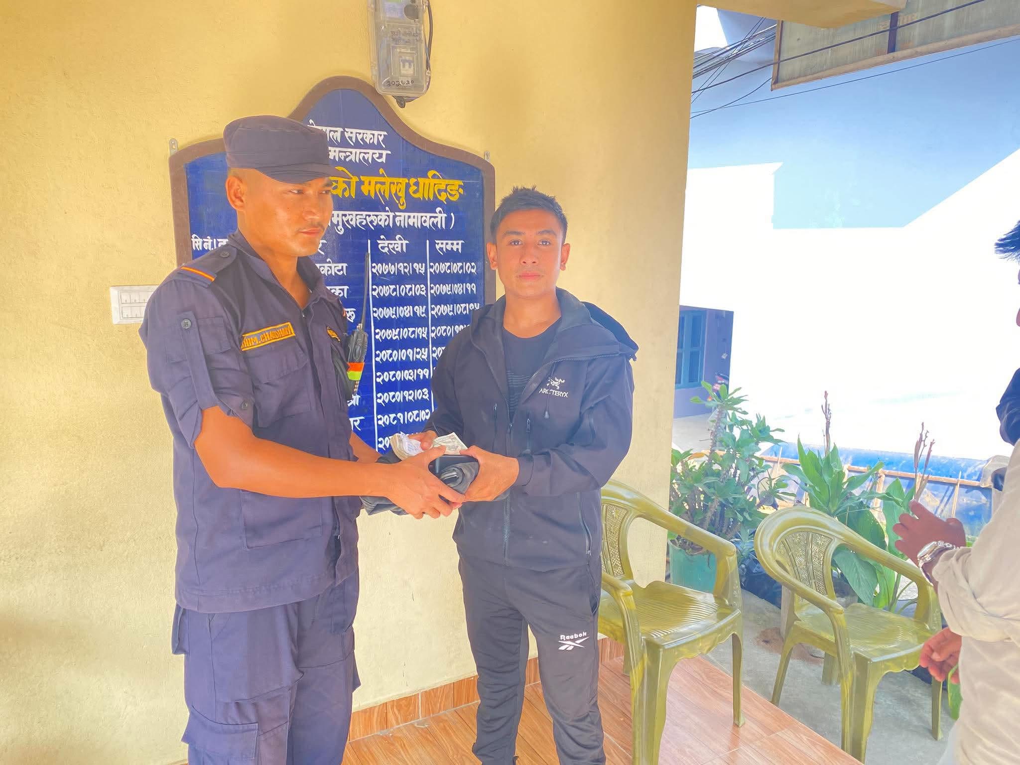 यात्राका क्रममा भेटिएको एक लाख रुपैयाँ प्रहरीलाई बुझाएर रमीण दाहालले देखाए इमानदारी !!